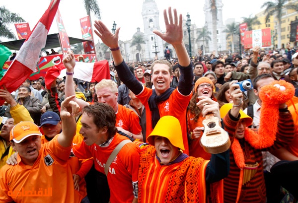 الهولنديون يحتفلون بعد التخلص من عقدة البرازيل