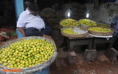 بائع هندي يعرض بضاعتة في إحدى أسواق الجملة  في الهند