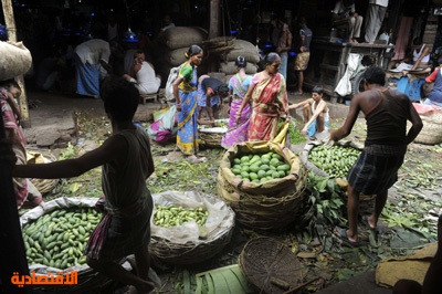 بائع هندي يعرض بضاعتة في إحدى أسواق الجملة  في الهند