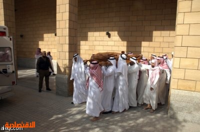 تشييع جثمان الدكتور غازي القصيبي إلى مقبرة العود عقب الصلاة عليه في جامع الإمام تركي بن عبدالله