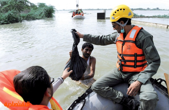 الفريق السعودي ينقذ 136 باكستانيا في 5 قرى غمرتها الفيضانات