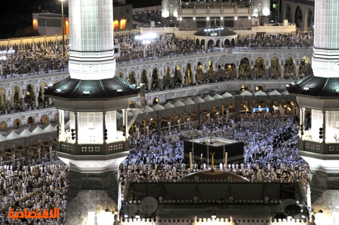 المسجد الحرام في مكة المكرمة كما بدا في صلاة الفجر في أول أيام العشر الأخيرة من رمضان صحيفة الاقتصادية