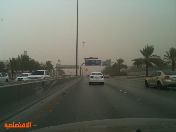 هدوء "عاصفة " الرياض .. هبوط إضطراري لطائرة في المدينة