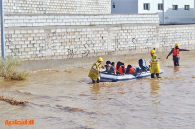 جدة وقصة أخرى مع المطر .. إنقاذ 200 شخص بالطائرات والقوارب