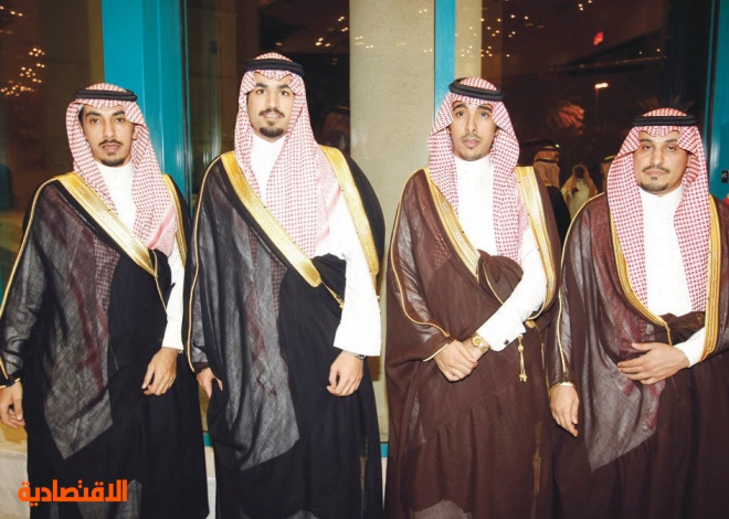 شاهد الأمير تركي بن محمد بن فهد يحتفل بزواجه ويؤدي العرضة