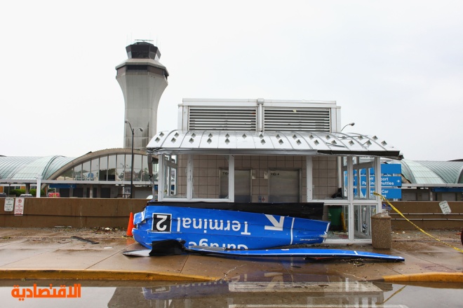 السلطات الأمريكية تعيد فتح مطار سانت لويس بعد تضرره من الاعصار