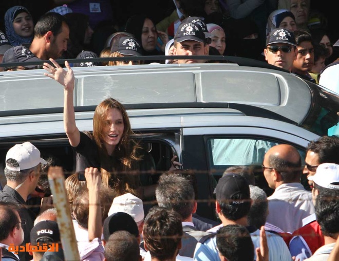 أنجلينا جولي تزور اللاجئين السوريين عند الحدود التركية