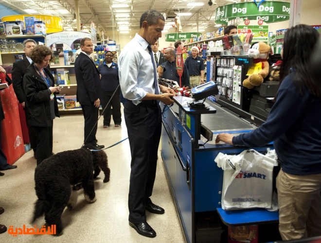 بعد ان ذهبت زوجته وابنتاه الي هاواي.. أوباما يصطحب كلبه للتسوق