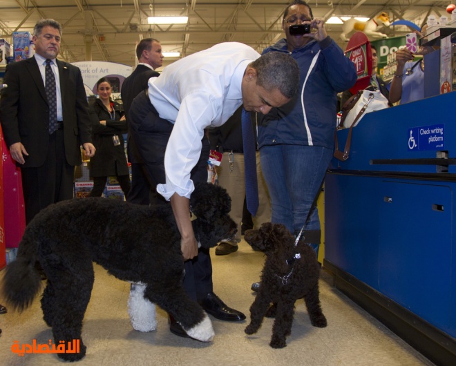 بعد ان ذهبت زوجته وابنتاه الي هاواي.. أوباما يصطحب كلبه للتسوق