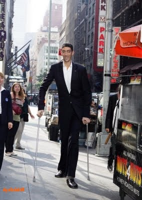 أطول رجل في العالم يتوقف عن النمو