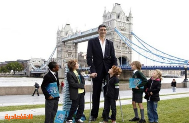 أطول رجل في العالم يتوقف عن النمو