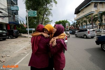 رئيس اندونيسيا : حتى الآن لا يوجد وفيات جراء الزلزال .. وإندونيسيا ترفع التحذير من موجات تسونامي - فيديو