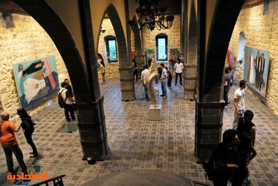 الفنان فادي الحموي يستعير جدران دمشق ليرسم 28 لوحة