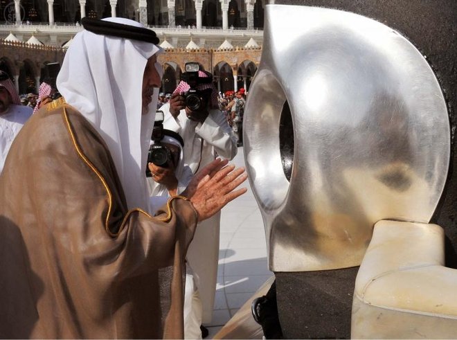 أمير مكة يتشرف بغسل الكعبة المشرفة