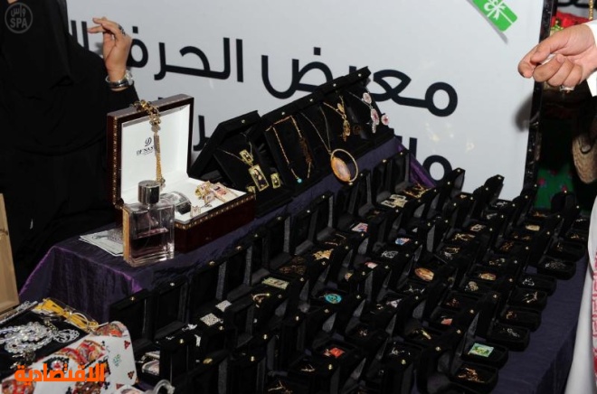 السعوديات ينثرن إبداعاتهن الحرفيّة في " 26 " مركزاً للتسوّق في الرياض