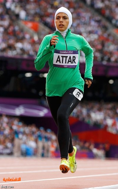 خروج العداءة السعودية سارة عطار من سباق 800 متر سيدات