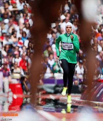 خروج العداءة السعودية سارة عطار من سباق 800 متر سيدات