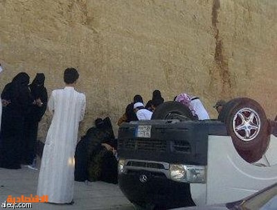 الرياض : انقلاب حافلة تقل طالبات .. ولا ضحايا