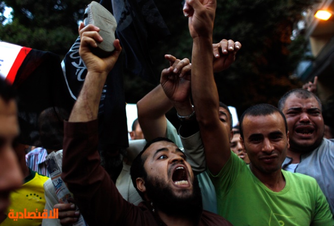 إخلاء سفارة واشنطن في صنعاء من المتظاهرين ..  و 16 مصابا في اشتباكات السفارة الامريكية في القاهرة