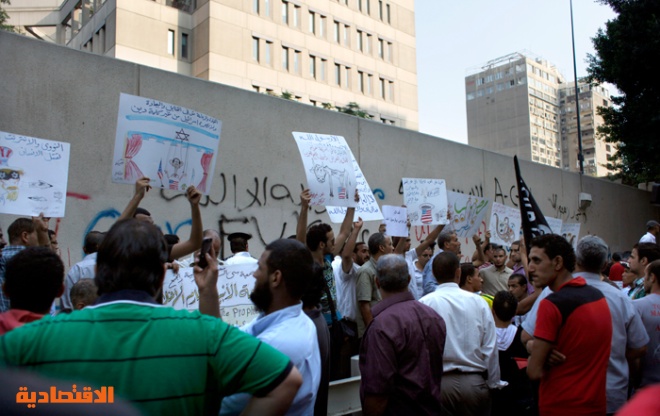 إخلاء سفارة واشنطن في صنعاء من المتظاهرين ..  و 16 مصابا في اشتباكات السفارة الامريكية في القاهرة