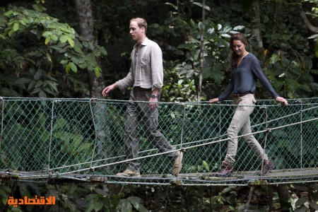 الأمير وليام وزوجته كيت يتجولان في غابة شرق ماليزيا "صور"