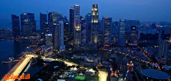 فوتوغرافي يلتقط صورا للمركز المالي في سنغافورة " صور"