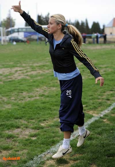 قصة مصورة : ملكة جمال كرواتيا تدرب فريق كرة قدم للرجال