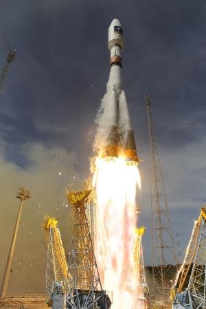 قصة مصورة: صاروخ روسي يحمل قمرين صناعيين إلى الفضاء