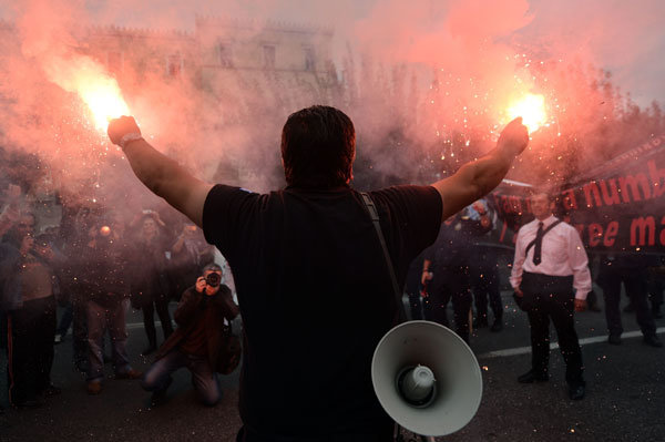 قصة مصورة : موجة إضرابات تجتاح اليونان قبل التصويت على حزمة جديدة من إجراءات التقشف
