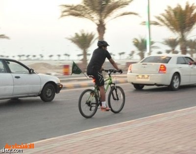 سعودي يقاطع السيارات ويتنقل بالدراجة الهوائية