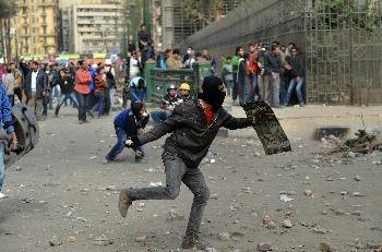 مرسي يحث المصريين على الهدوء بعد احتجاجات دموية