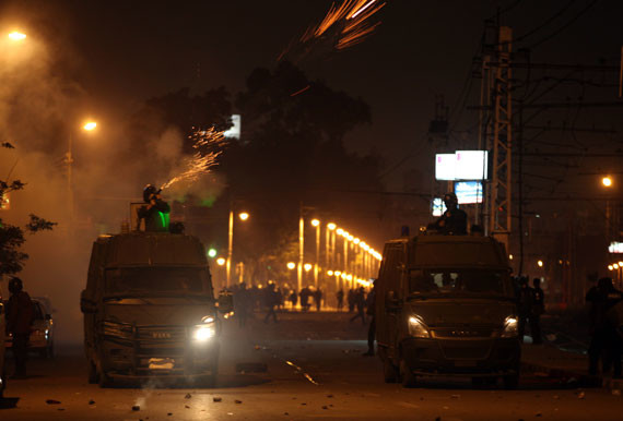 موكب رئيس الوزراء المصري يتعرض للرشق بالحجارة