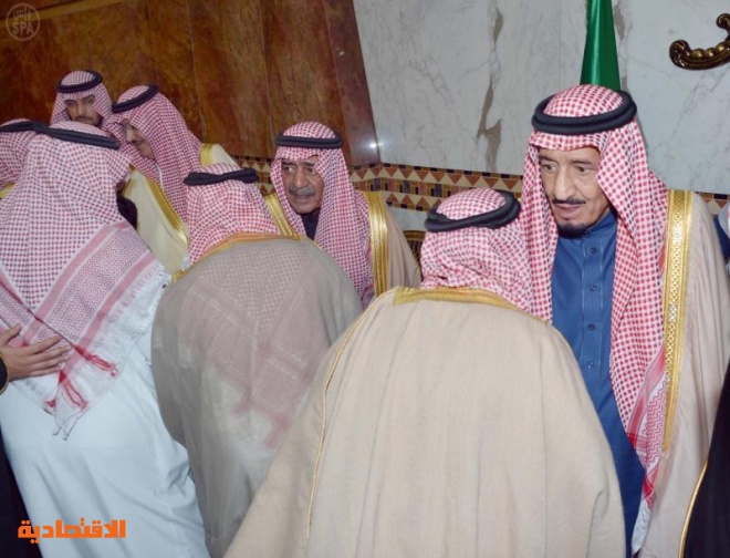 ولي العهد يستقبل المعزين في وفاة الأمير سطام بن عبدالعزيز