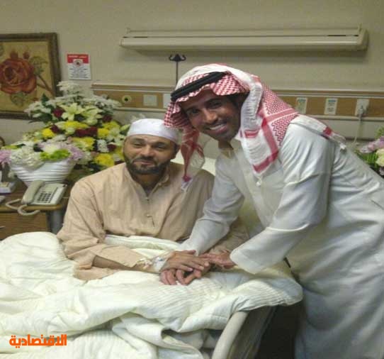 فايز المالكي يطمئن على الفنان يوسف الجراح بعد إجرائه العملية الجراحية
