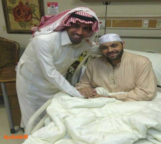 فايز المالكي يطمئن على الفنان يوسف الجراح بعد إجرائه العملية الجراحية