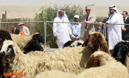قصة مصورة: ولي عهد بريطانيا يتجول في أحد المزارع في قطر