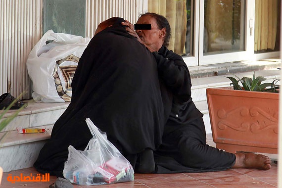 قصة مصورة : متسولتان تتعاركان أمام مطعم في الرياض