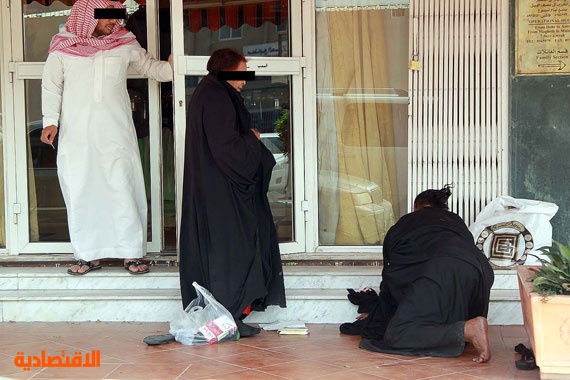 قصة مصورة : متسولتان تتعاركان أمام مطعم في الرياض