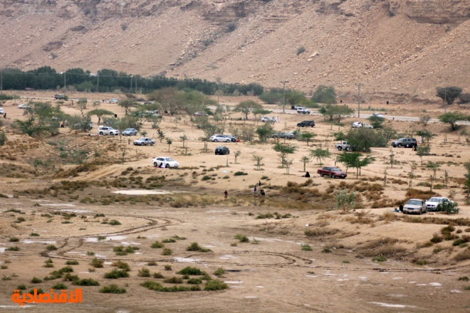 وادي حنيفة.. يشرِق بالماء ويغص بالمتنزهين