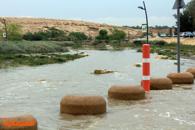 وادي حنيفة.. يشرِق بالماء ويغص بالمتنزهين