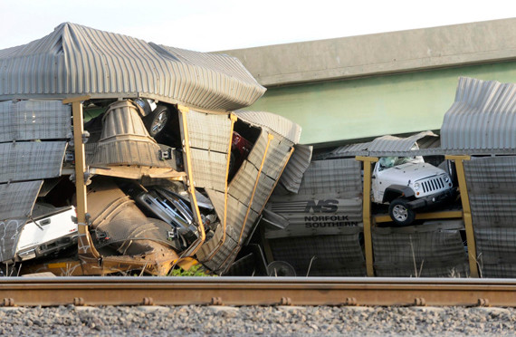 قصة مصورة : اصطدام قطارين في ولاية ميسوري الامريكية يتسبب في إنهيار جسر