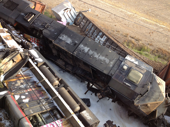 قصة مصورة : اصطدام قطارين في ولاية ميسوري الامريكية يتسبب في إنهيار جسر