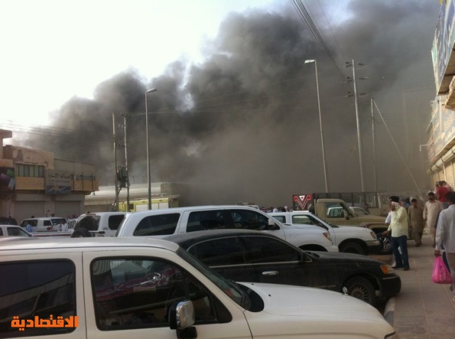 إصابة 3 من رجال الدفاع المدني مع استمرار حريق في سوق "رفحاء" القديم