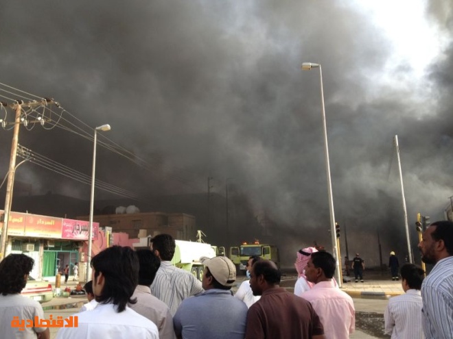 إصابة 3 من رجال الدفاع المدني مع استمرار حريق في سوق "رفحاء" القديم
