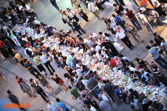 قصة مصورة : المتظاهرون الأتراك يتناولون إفطار أول أيام رمضان بالقرب من ساحة تقسيم