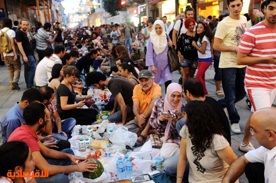 قصة مصورة : المتظاهرون الأتراك يتناولون إفطار أول أيام رمضان بالقرب من ساحة تقسيم