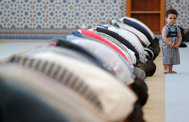 قصة مصورة: خلاف حول دخول شهر رمضان في فرنسا