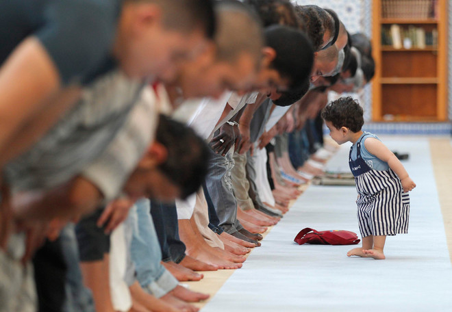 قصة مصورة: خلاف حول دخول شهر رمضان في فرنسا