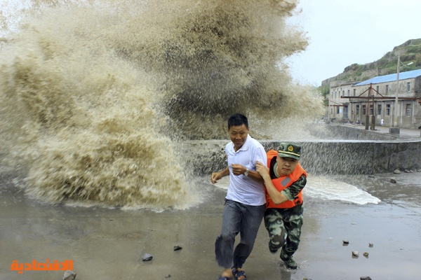 قصة مصورة : إجلاء نصف مليون شخص بسبب اعصار في الصين