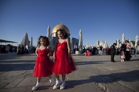 قصة مصورة: المسلمون يحتفلون بأول أيام عيد الفطر